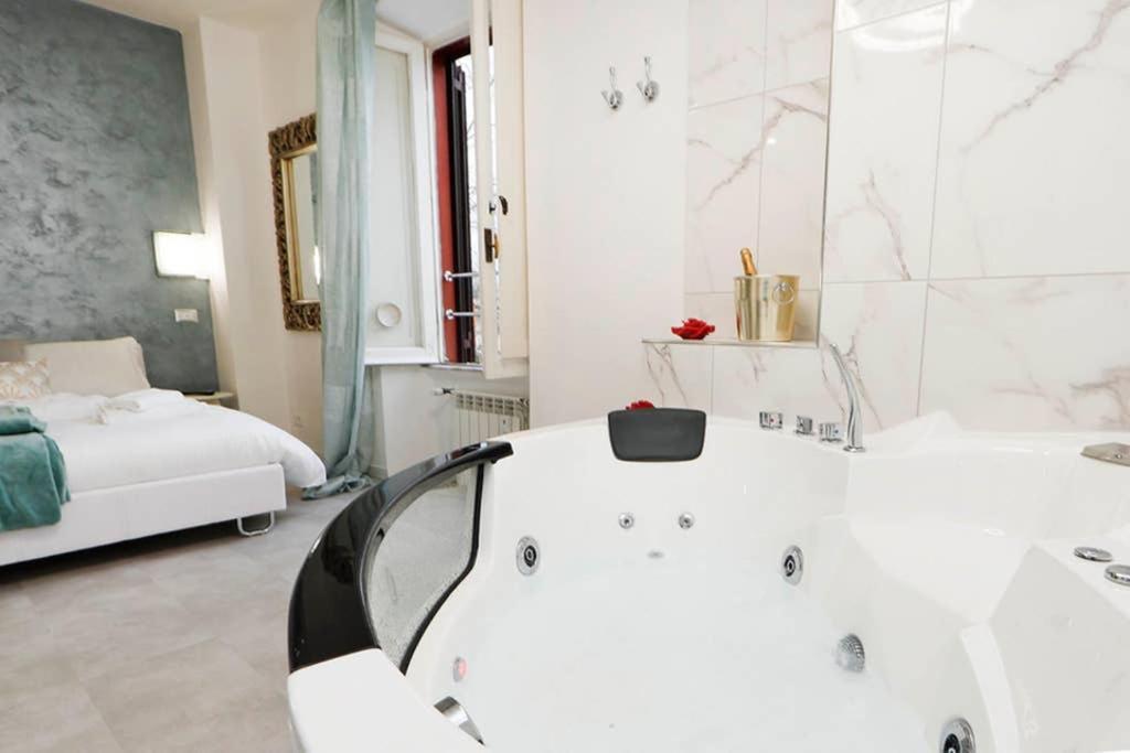 White Panoramic Jacuzzi Suite Trastevere - Top Collection Roma Exterior foto