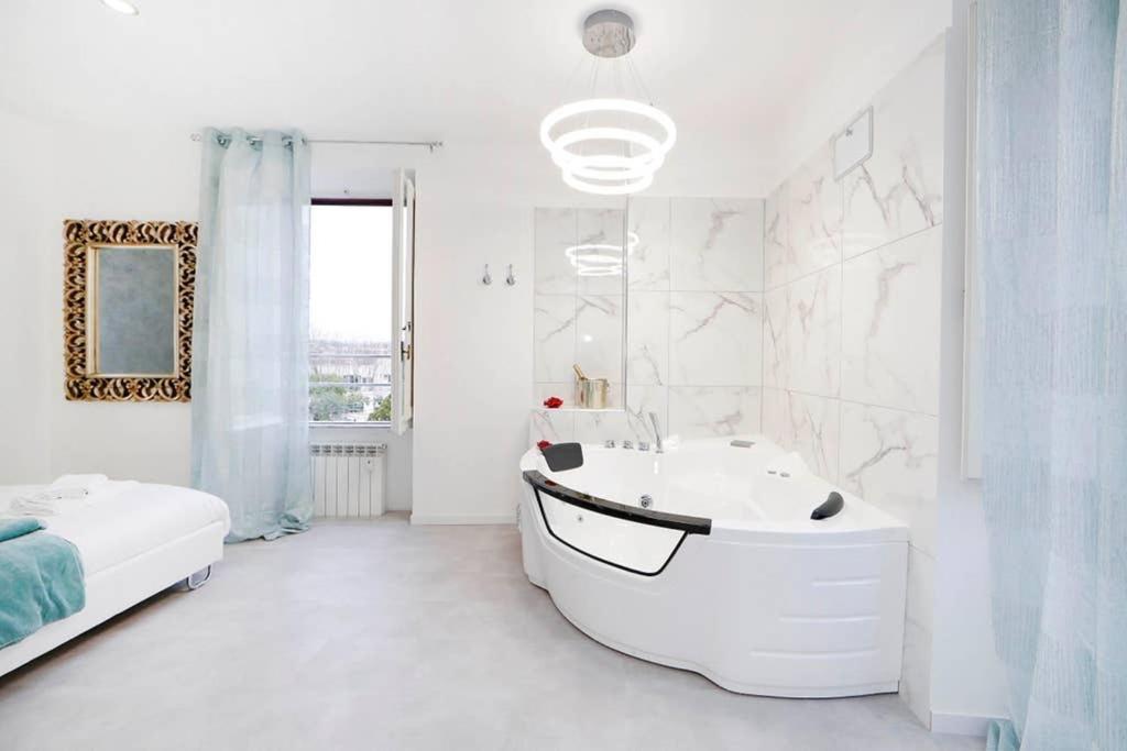 White Panoramic Jacuzzi Suite Trastevere - Top Collection Roma Exterior foto