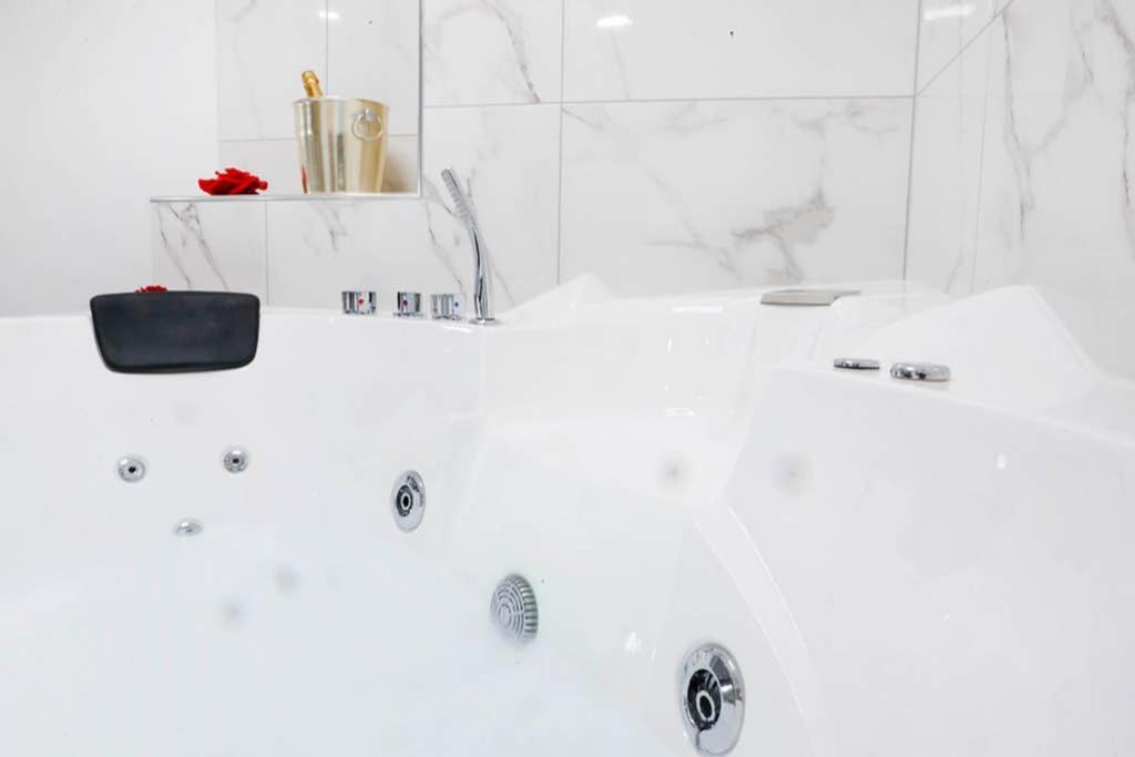 White Panoramic Jacuzzi Suite Trastevere - Top Collection Roma Exterior foto