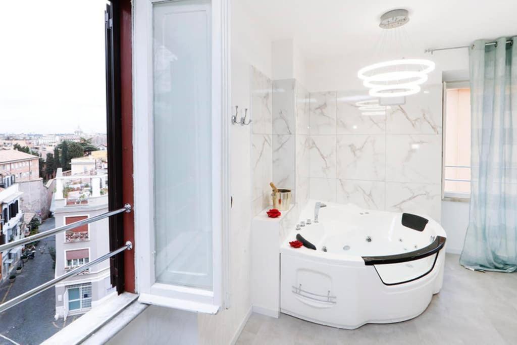 White Panoramic Jacuzzi Suite Trastevere - Top Collection Roma Exterior foto